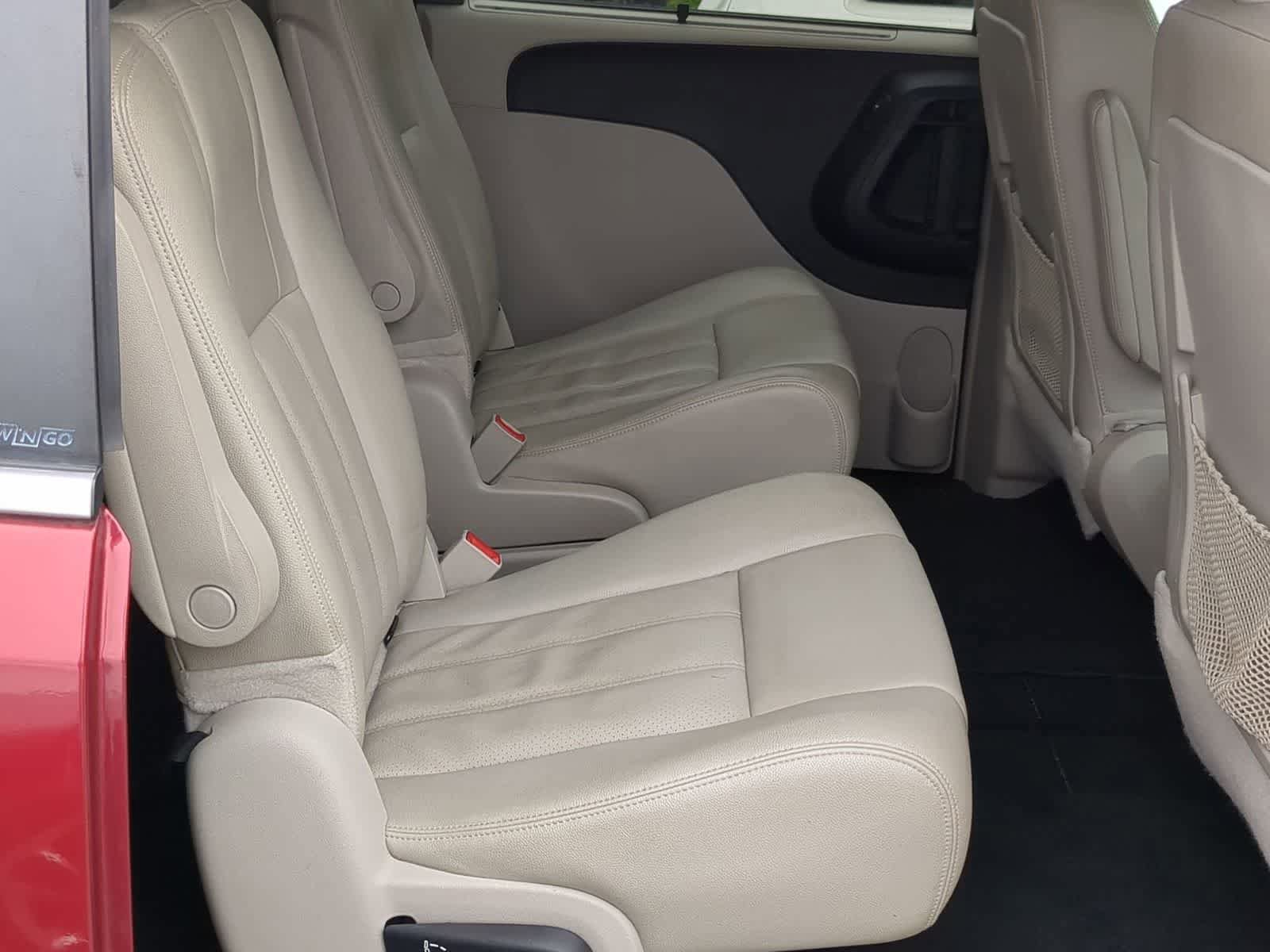 Used 2013 Chrysler Town & Country Touring-L FWD image 20