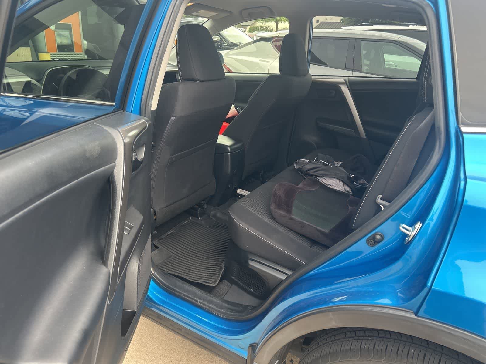 Used 2018 Toyota RAV4 LE AWD/4WD image 13