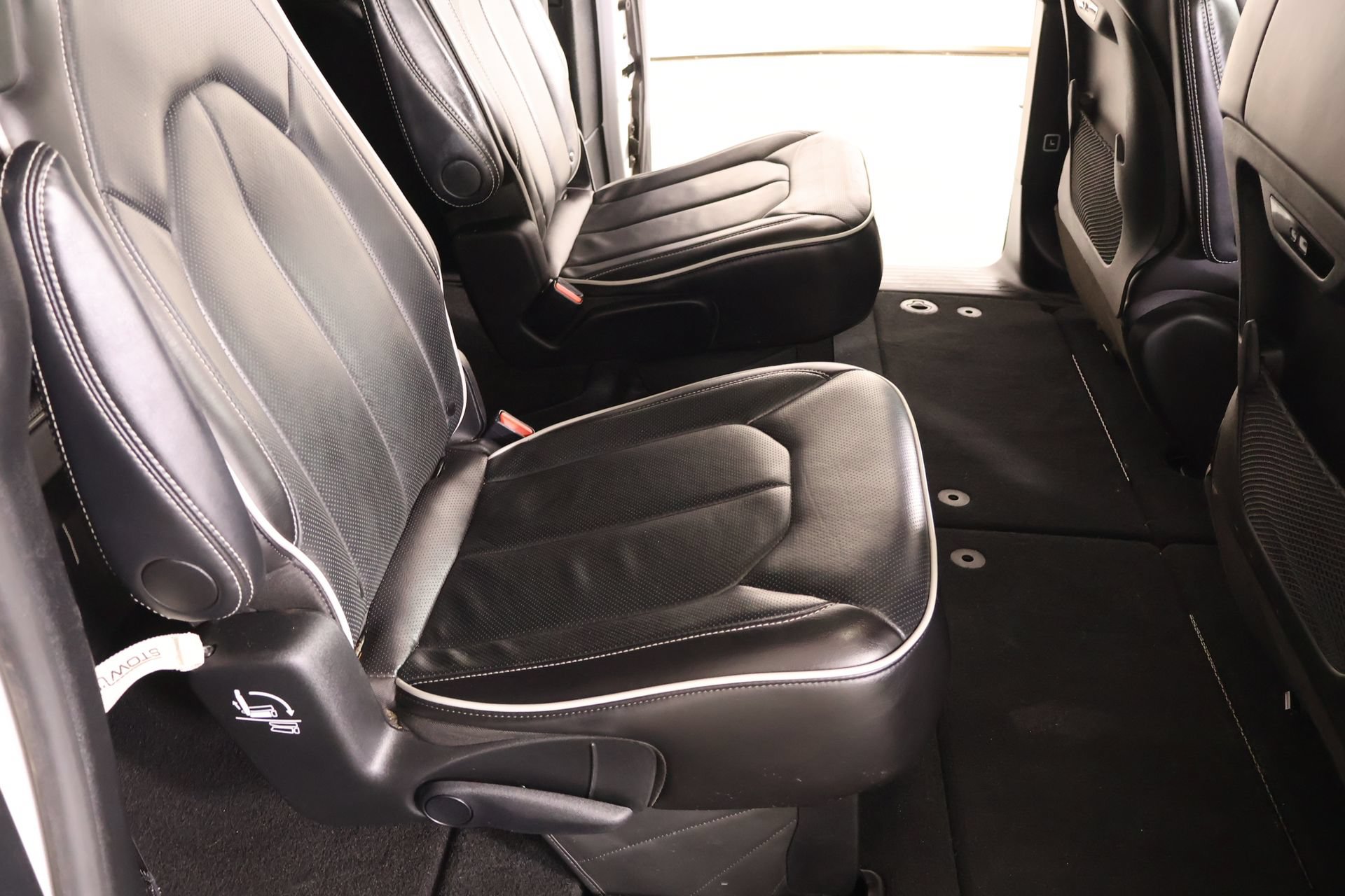 Used 2025 Chrysler Pacifica Limited FWD image 17