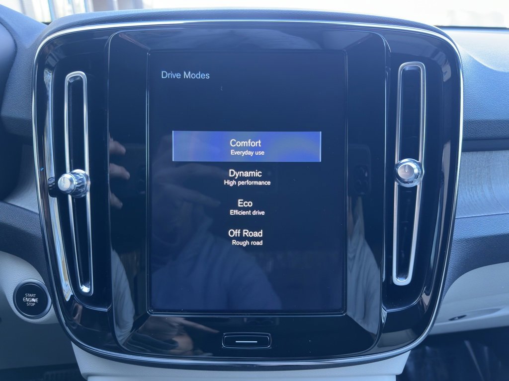 Used 2020 Volvo XC40 T4 Inscription image 53