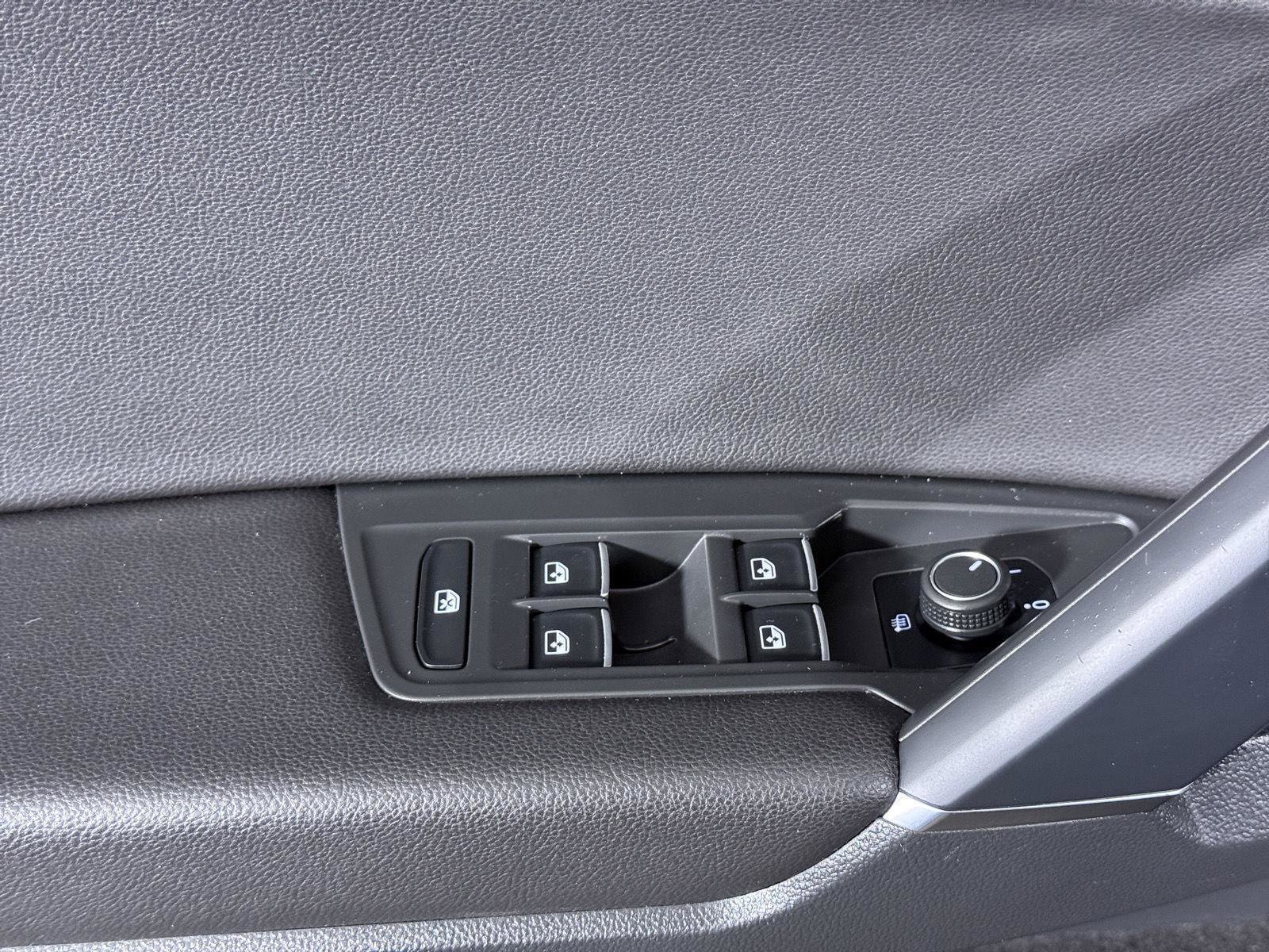 Used 2018 Volkswagen Tiguan SE w/ Panoramic Sunroof Package FWD image 19