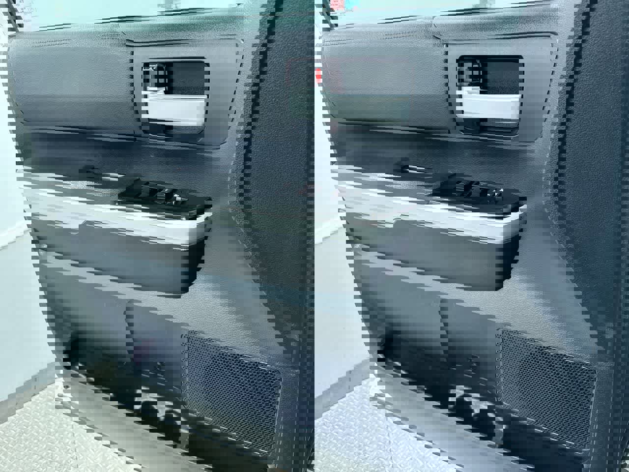 Used 2015 Toyota Tundra SR5 w/ SR5 Upgrade Package image 30