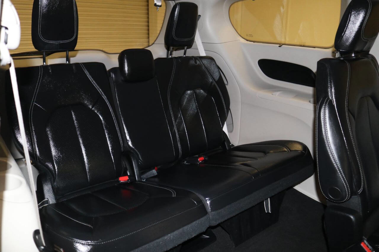 Used 2023 Chrysler Pacifica Touring-L image 22