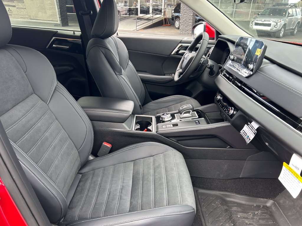 Used 2025 Mitsubishi Outlander 4WD Plug-In Hybrid image 36