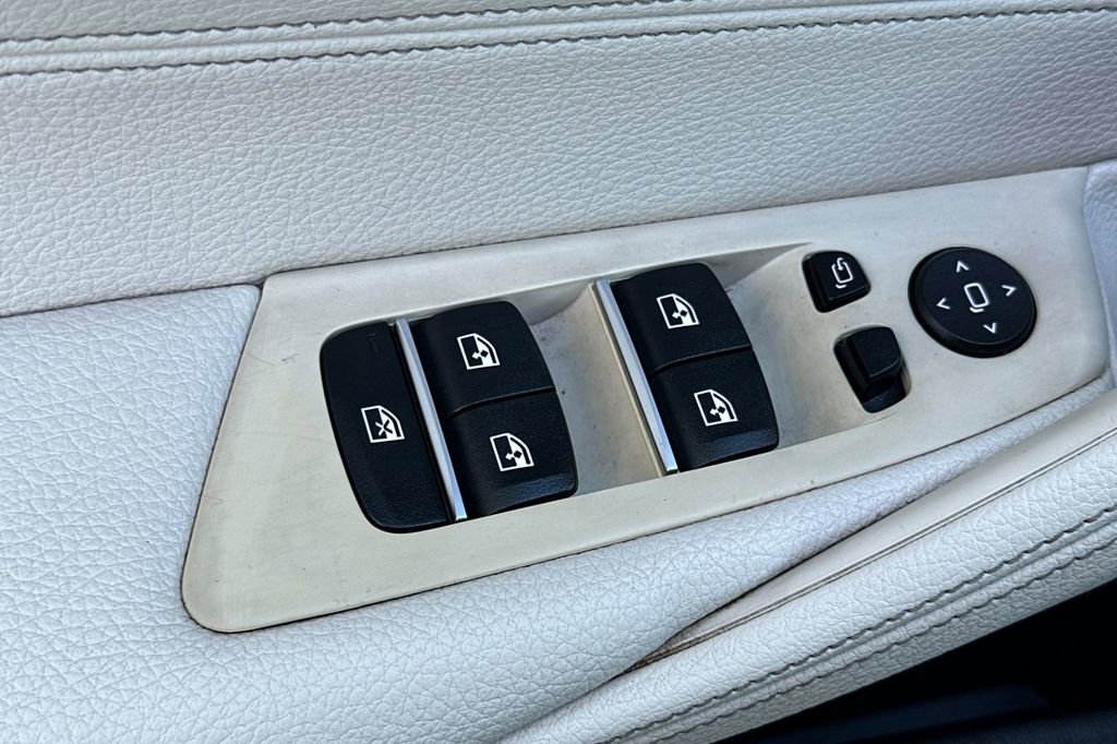 Used 2019 BMW 530e w/ M Sport Package image 11