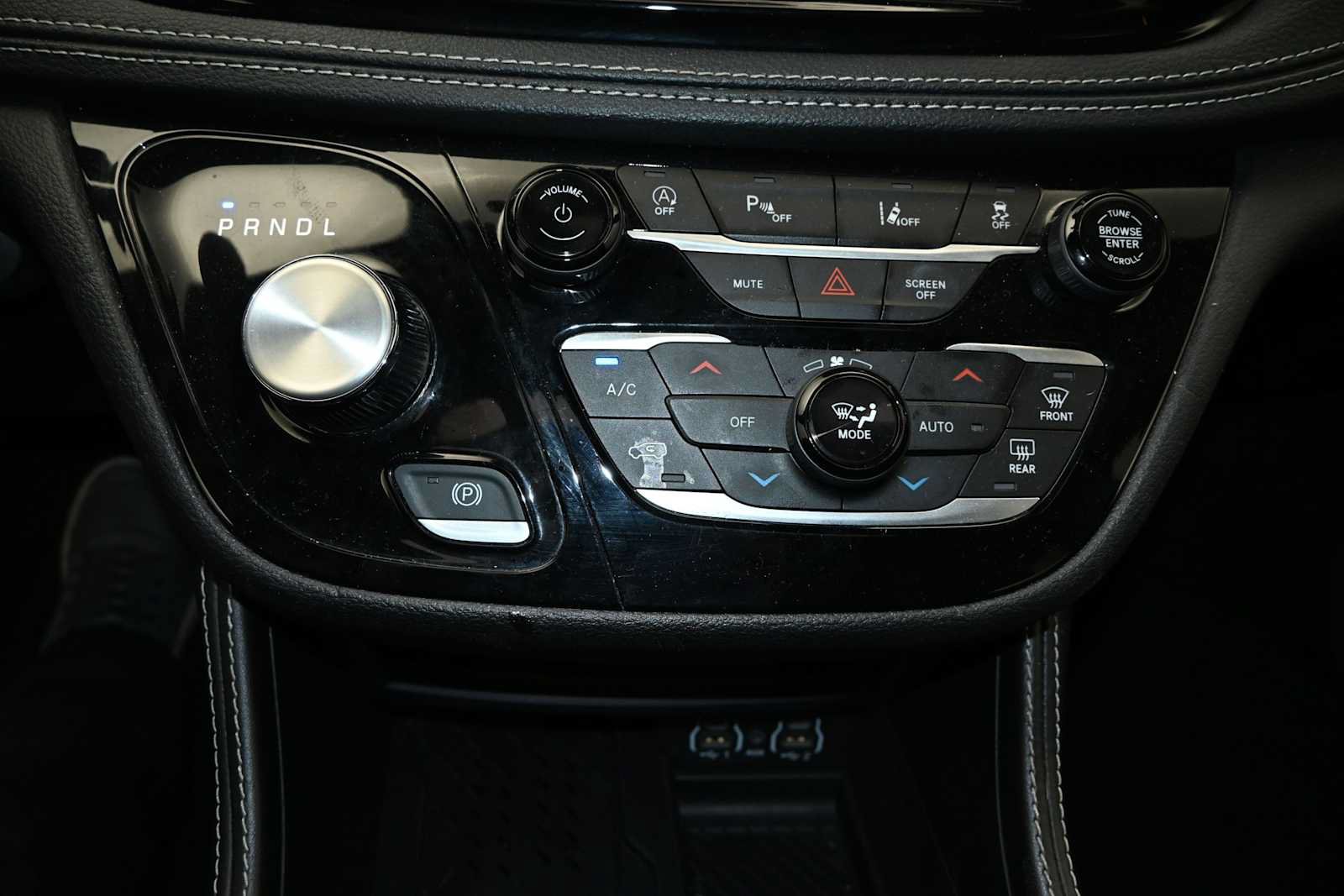 Used 2025 Chrysler Pacifica Limited FWD image 13