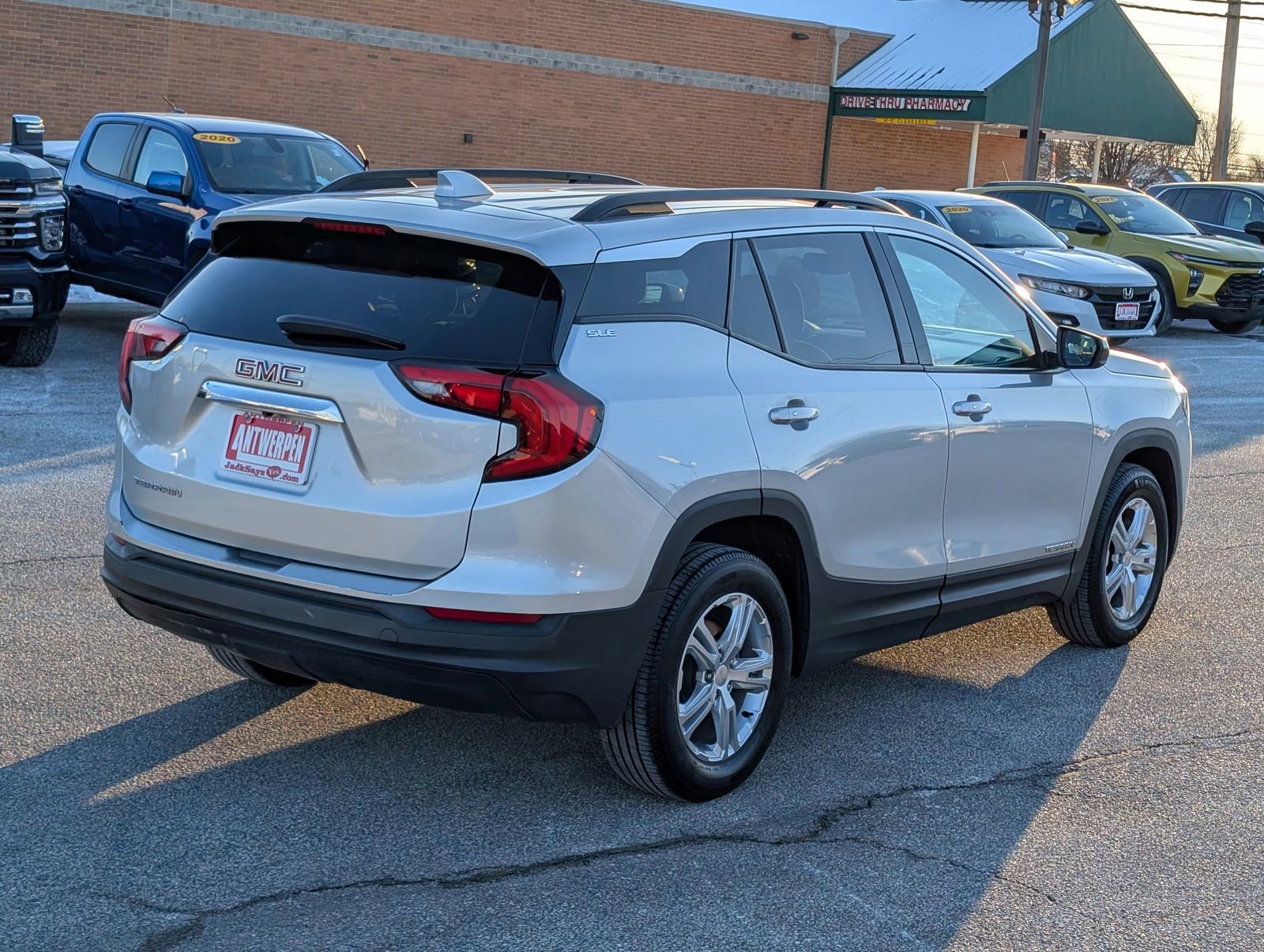 Used 2020 GMC Terrain SLE w/ Driver Convenience Package image 3