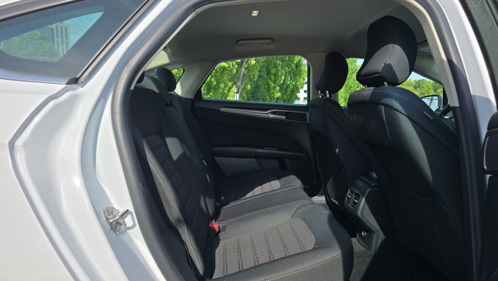 Used 2019 Ford Fusion SE FWD image 12