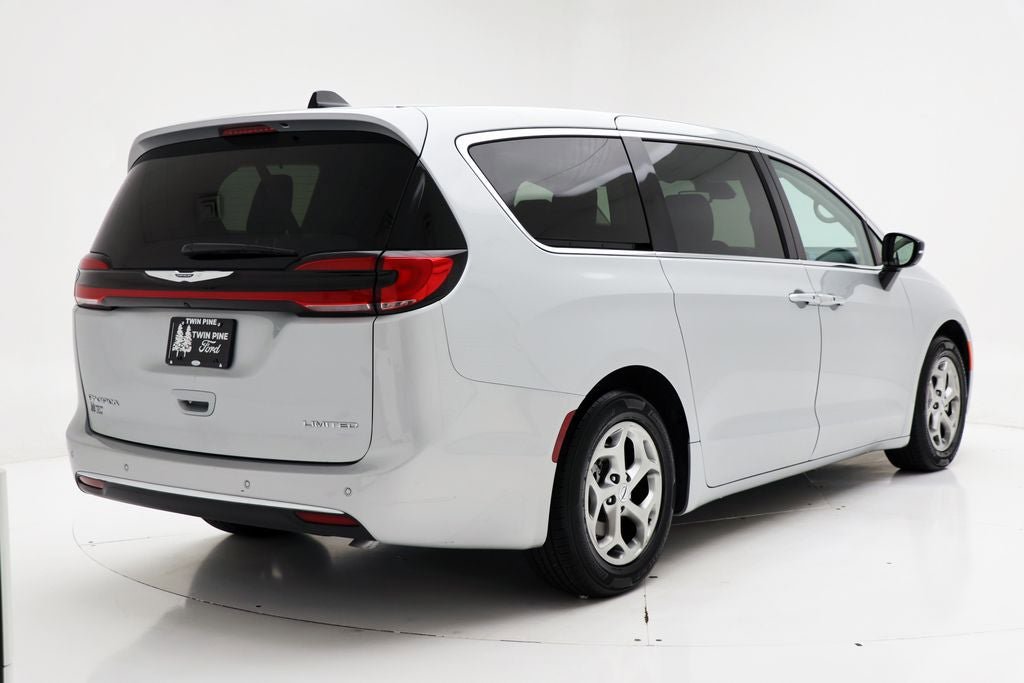Used 2024 Chrysler Pacifica Limited FWD image 9