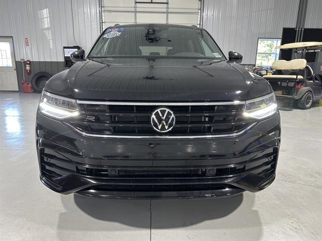 Certified 2024 Volkswagen Tiguan SE R-Line image 2
