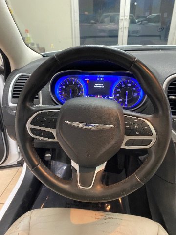 Used 2018 Chrysler 300 Touring L image 28