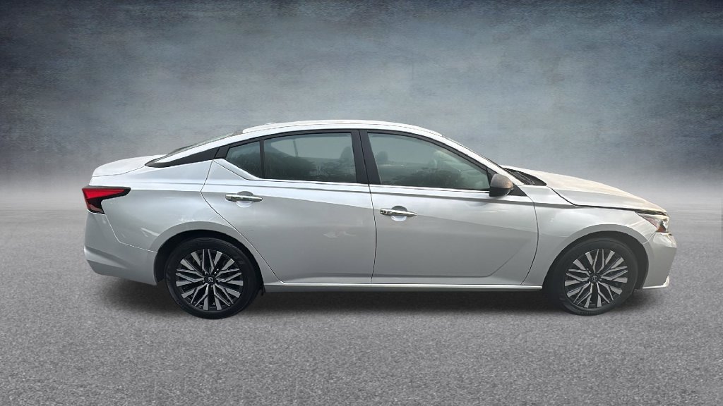 Used 2025 Nissan Altima 2.5 SV FWD image 30