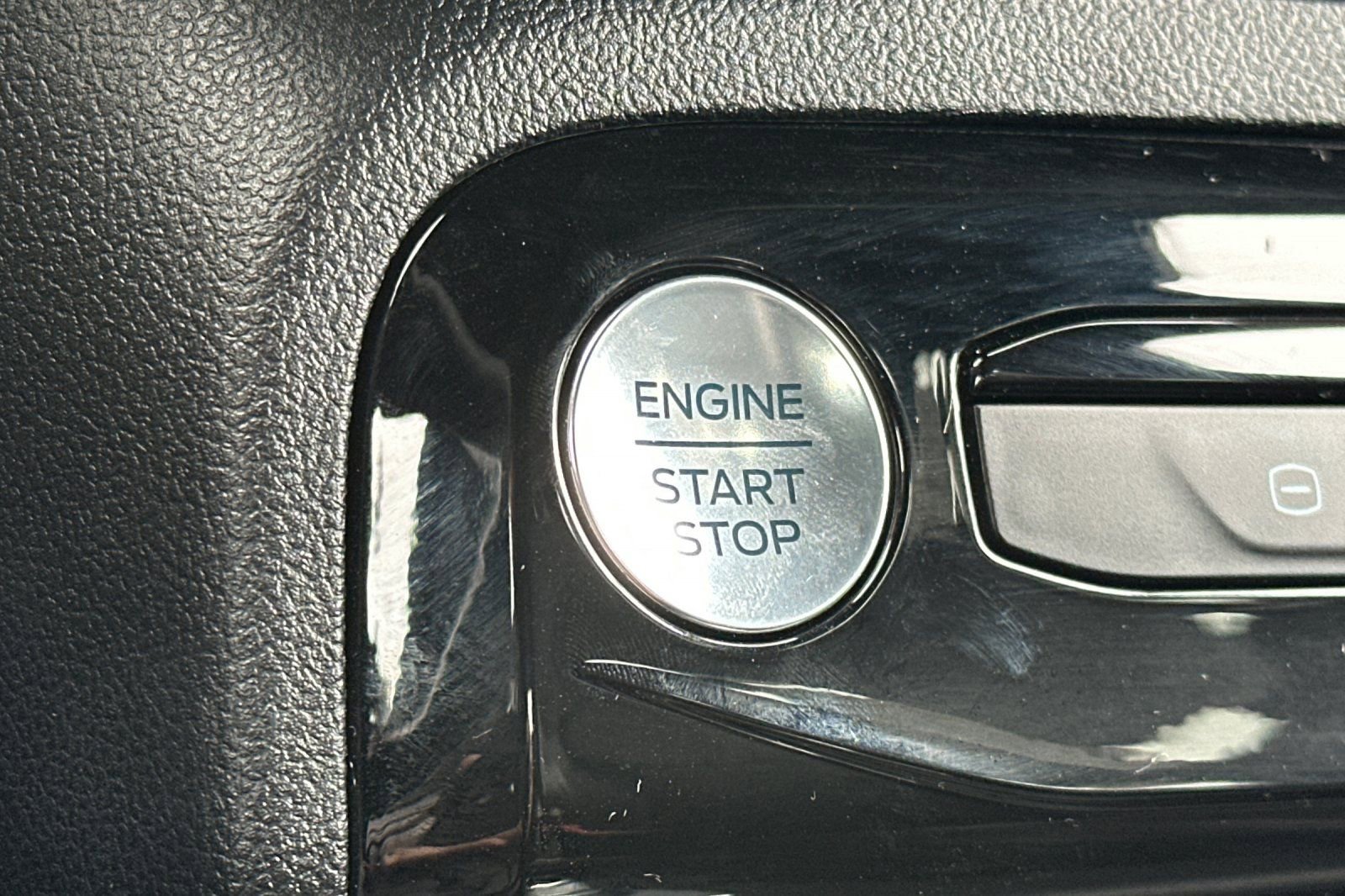 Used 2025 Ford Escape ST-Line w/ Equipment Group 301A FWD image 19