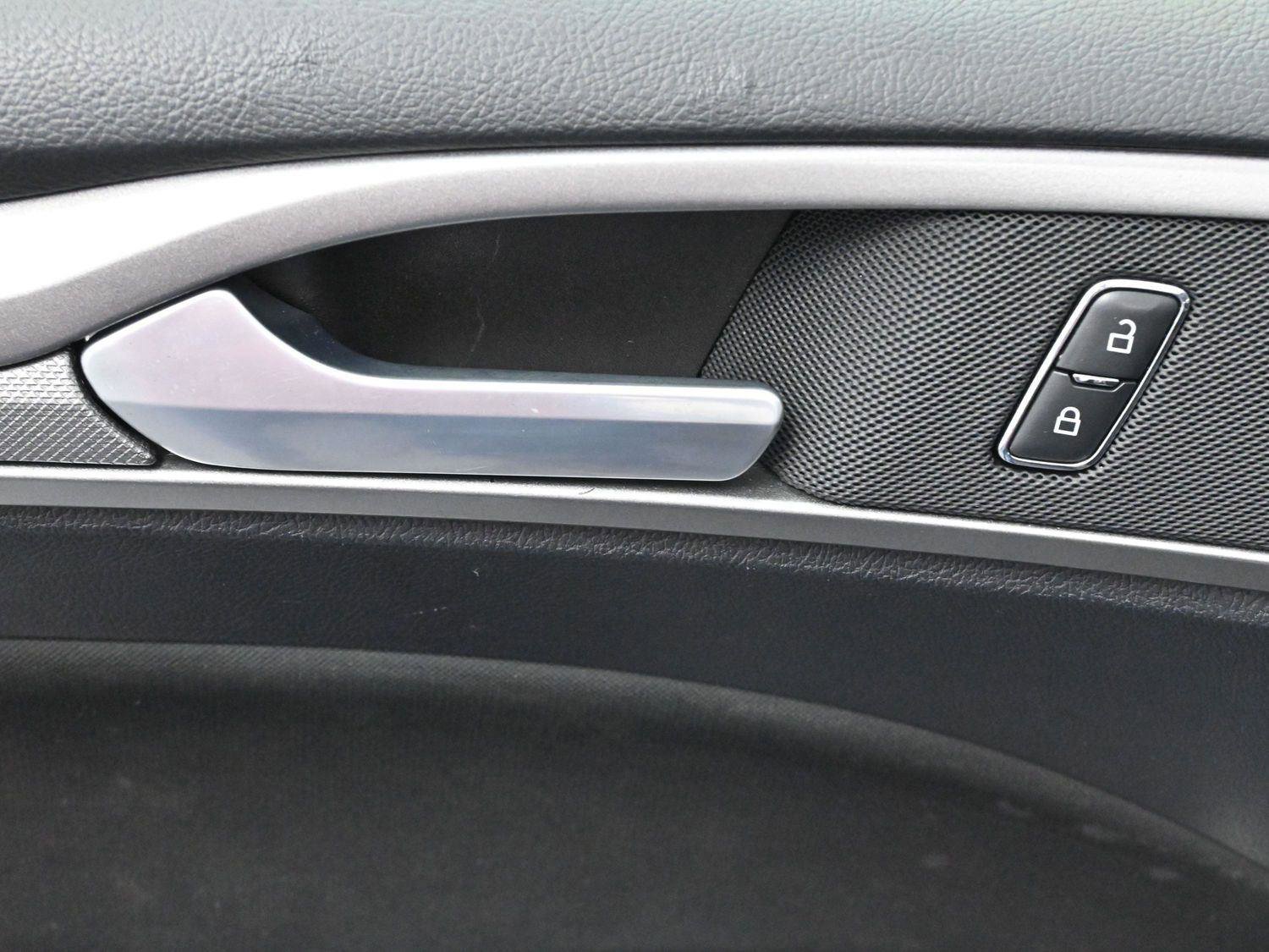 Used 2020 Ford Fusion SE image 12