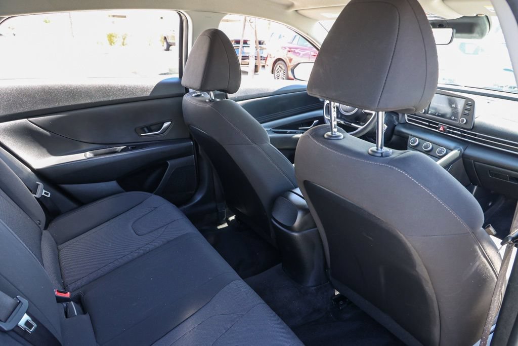 Used 2021 Hyundai Elantra SE FWD image 16
