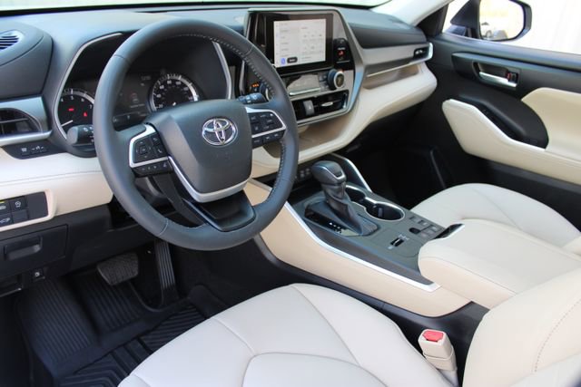 Used 2023 Toyota Highlander XLE image 9