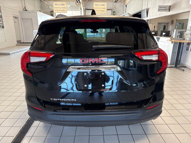 Used 2023 GMC Terrain SLE w/ Driver Convenience Package image 4