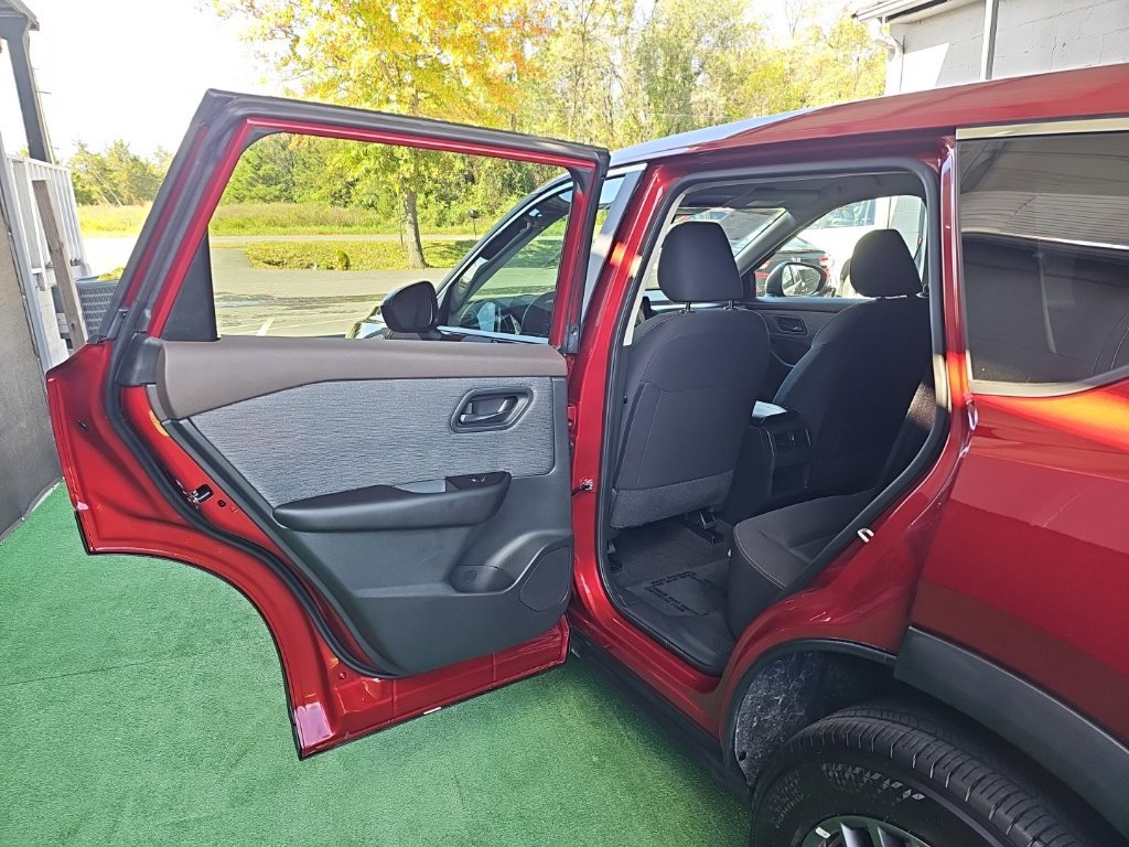 Used 2023 Nissan Rogue S AWD/4WD image 34