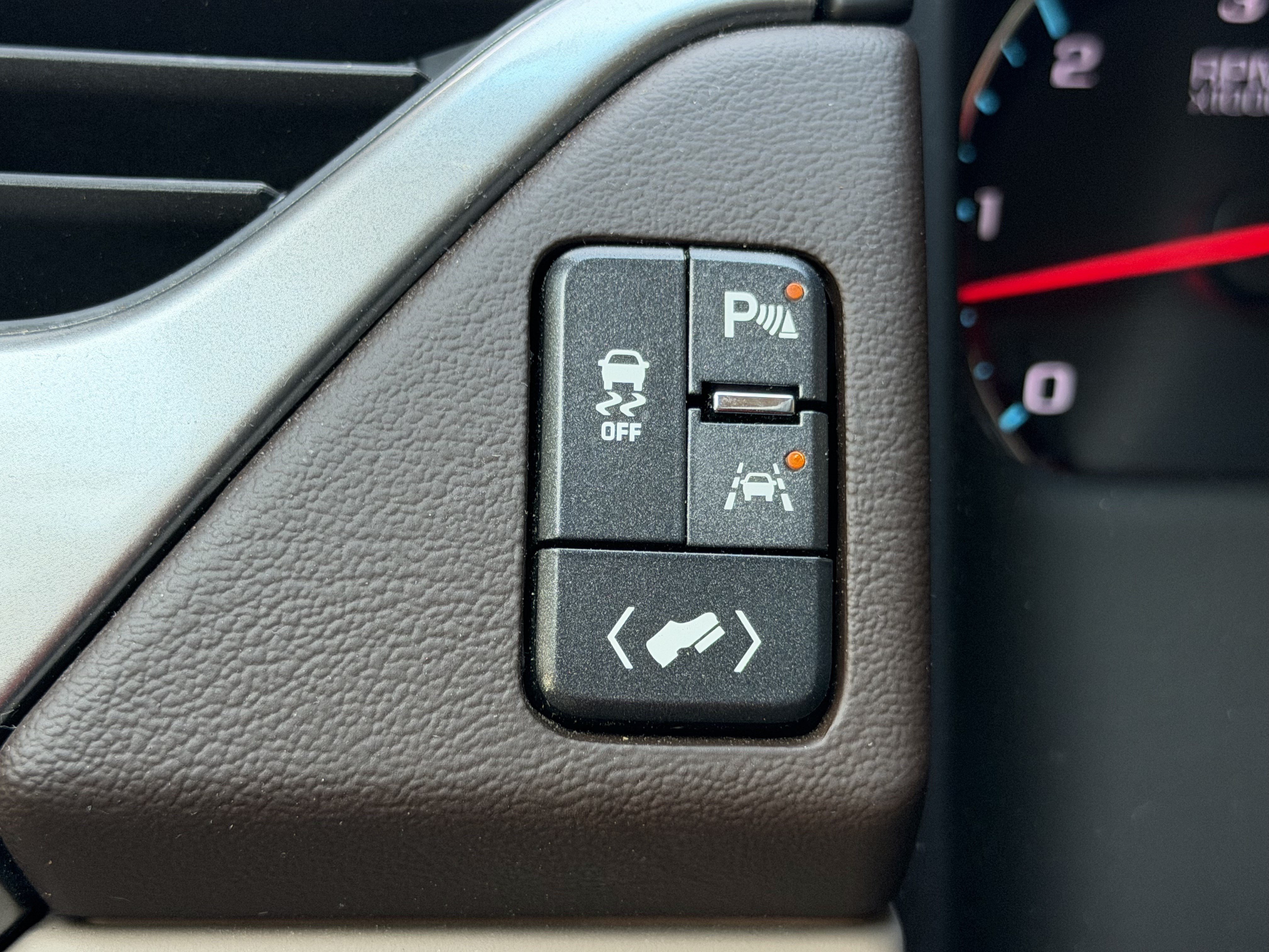 Used 2018 Chevrolet Tahoe LT w/ Luxury Package RWD image 13