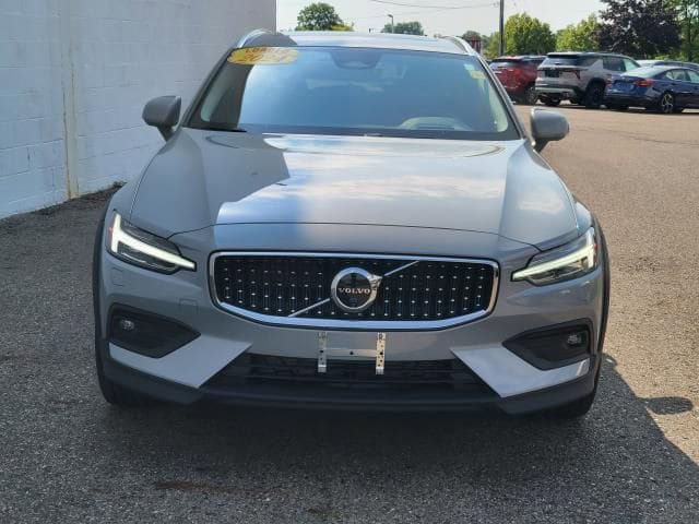 Used 2024 Volvo V60 B5 Cross Country Ultimate AWD/4WD image 3