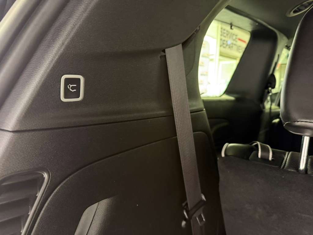 Used 2025 Chrysler Pacifica Limited FWD image 49