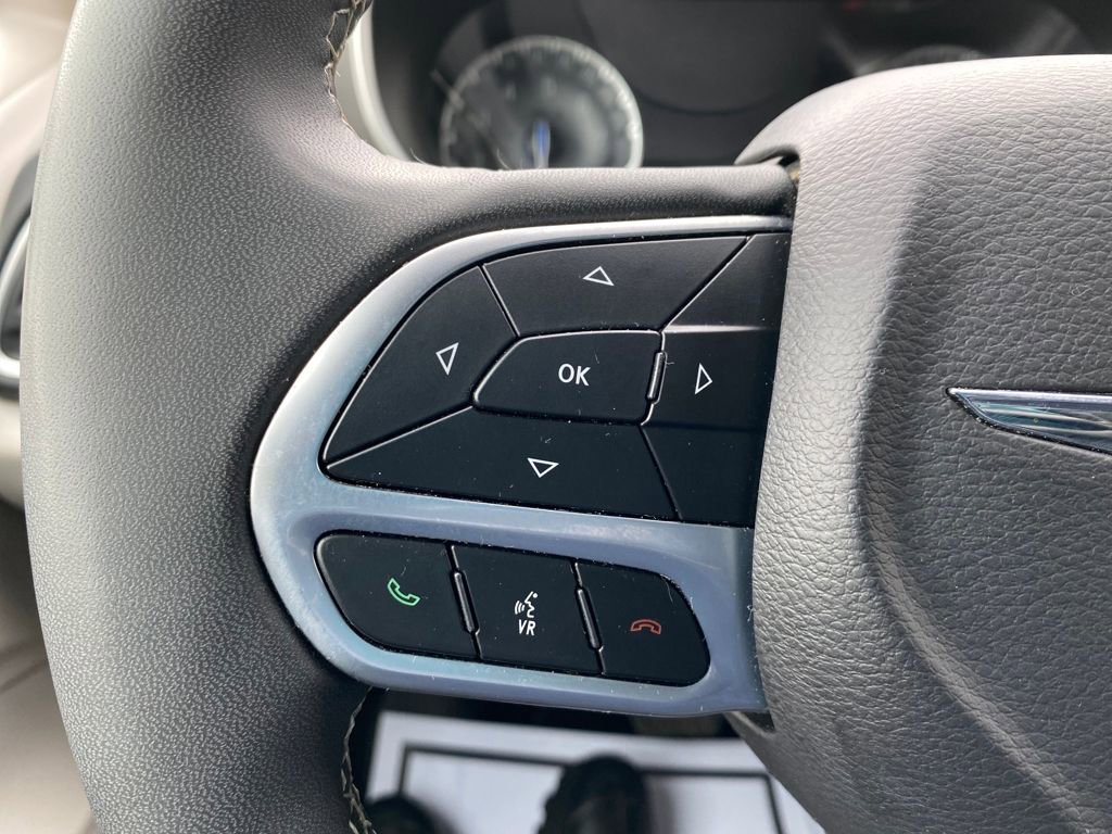 Used 2024 Chrysler Pacifica Touring-L image 26