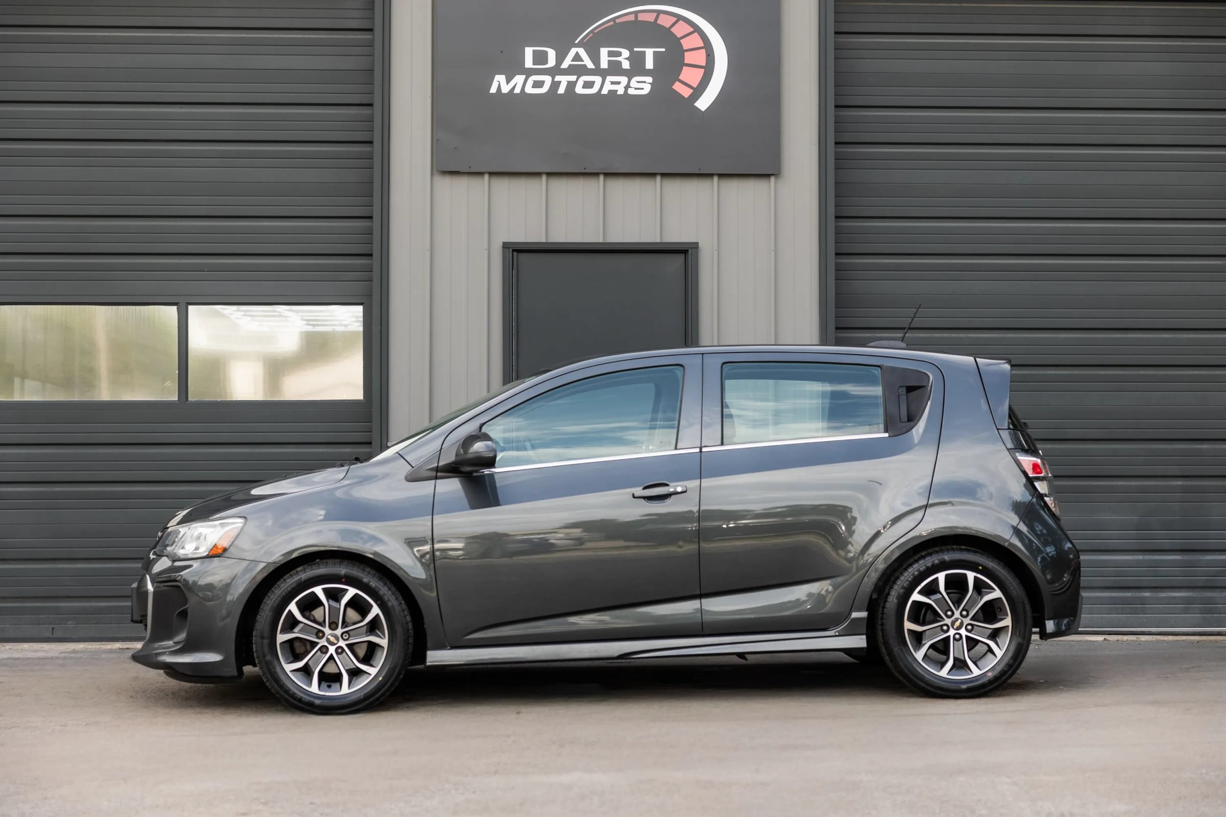 Used 2017 Chevrolet Sonic LT w/ Fun and Sun Package FWD image 4