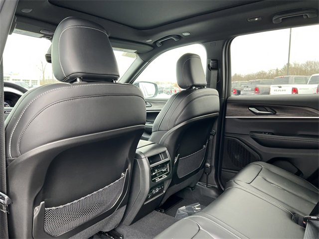 New 2025 Jeep Grand Cherokee Limited w/ Trailer Tow Package image 32