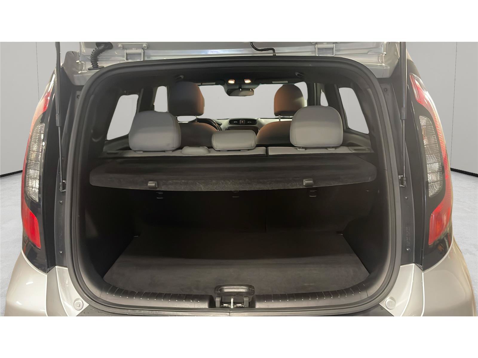 Used 2015 Kia Soul + FWD image 12