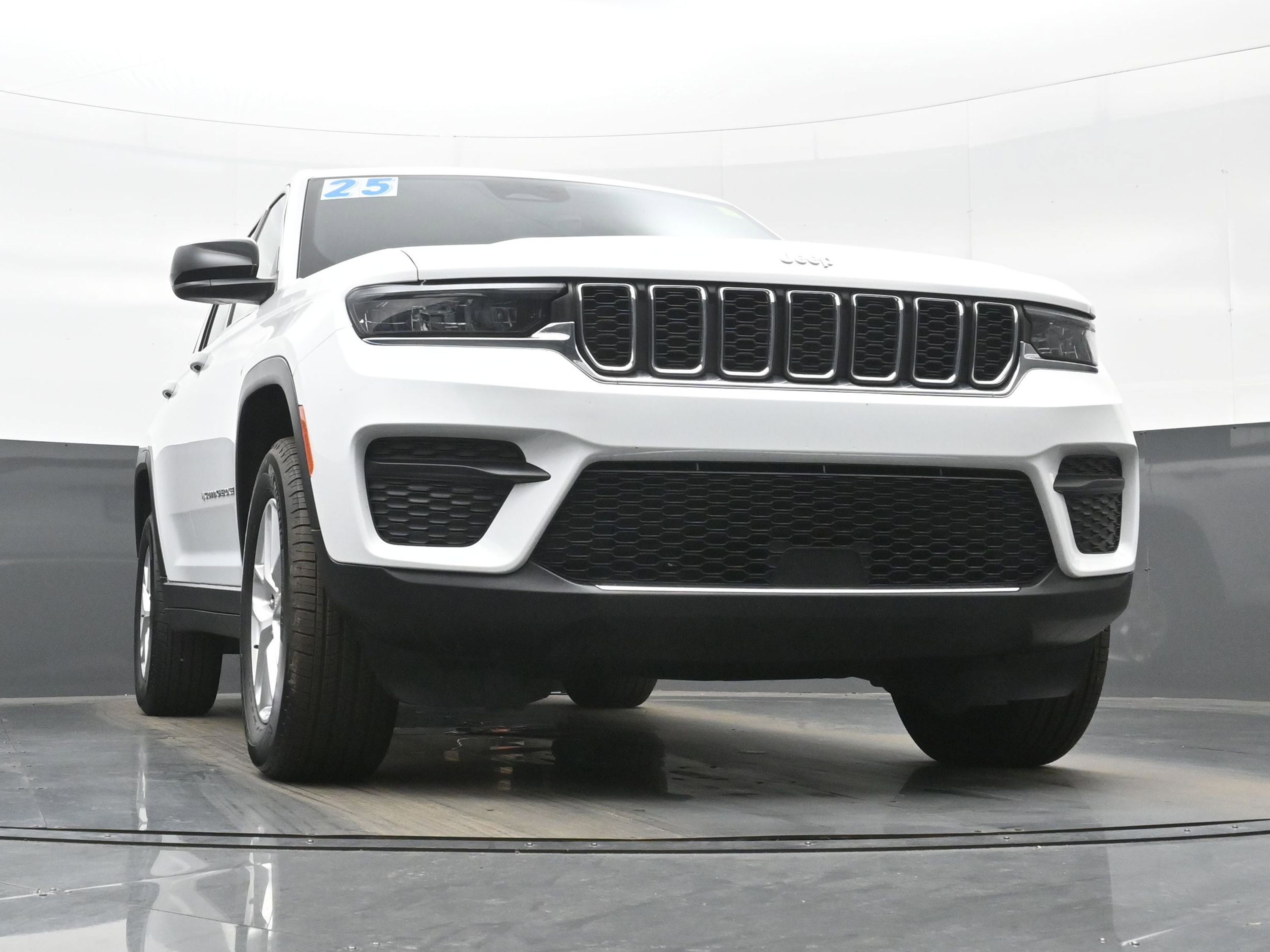 Used 2025 Jeep Grand Cherokee Laredo X w/ Luxury Tech Group I image 33