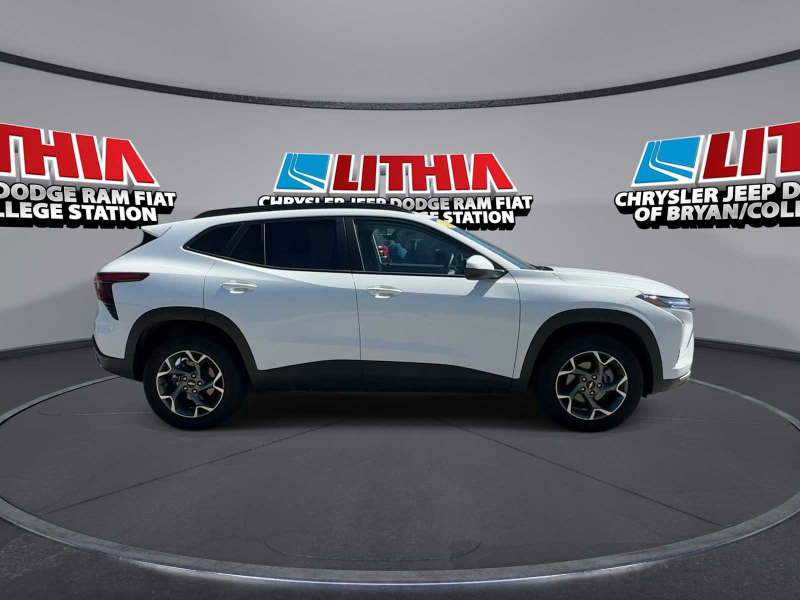 Used 2025 Chevrolet Trax LT w/ LT Convenience Package image 9