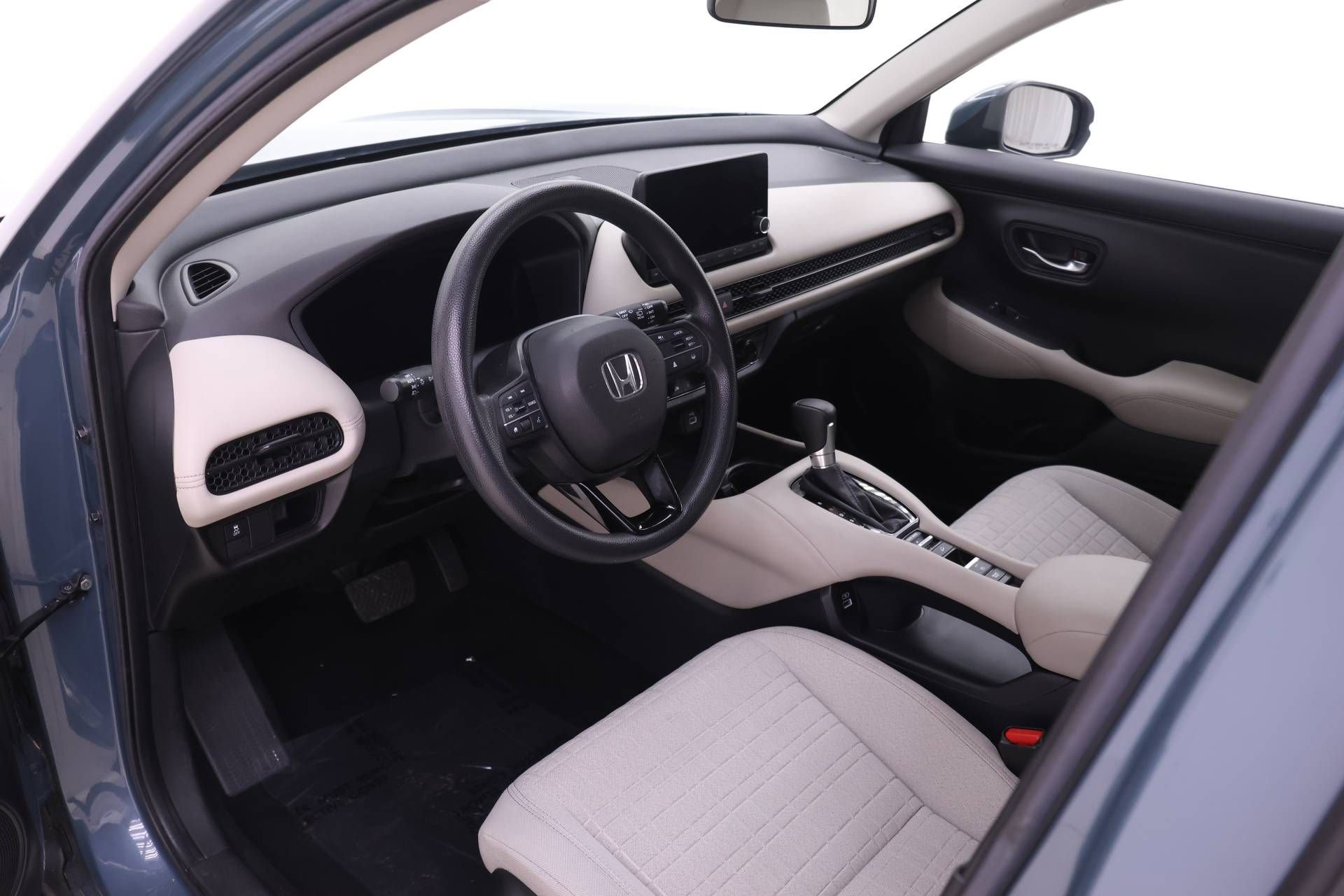 Certified 2023 Honda HR-V LX image 3