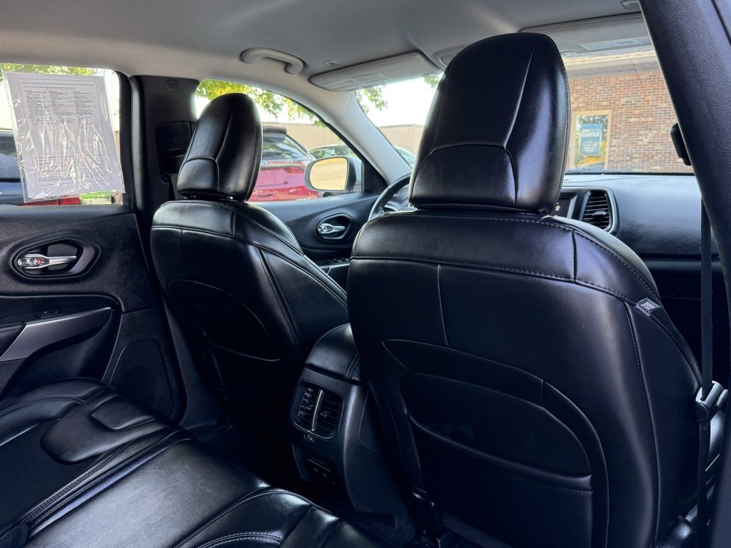 Used 2019 Jeep Cherokee Latitude Plus image 18