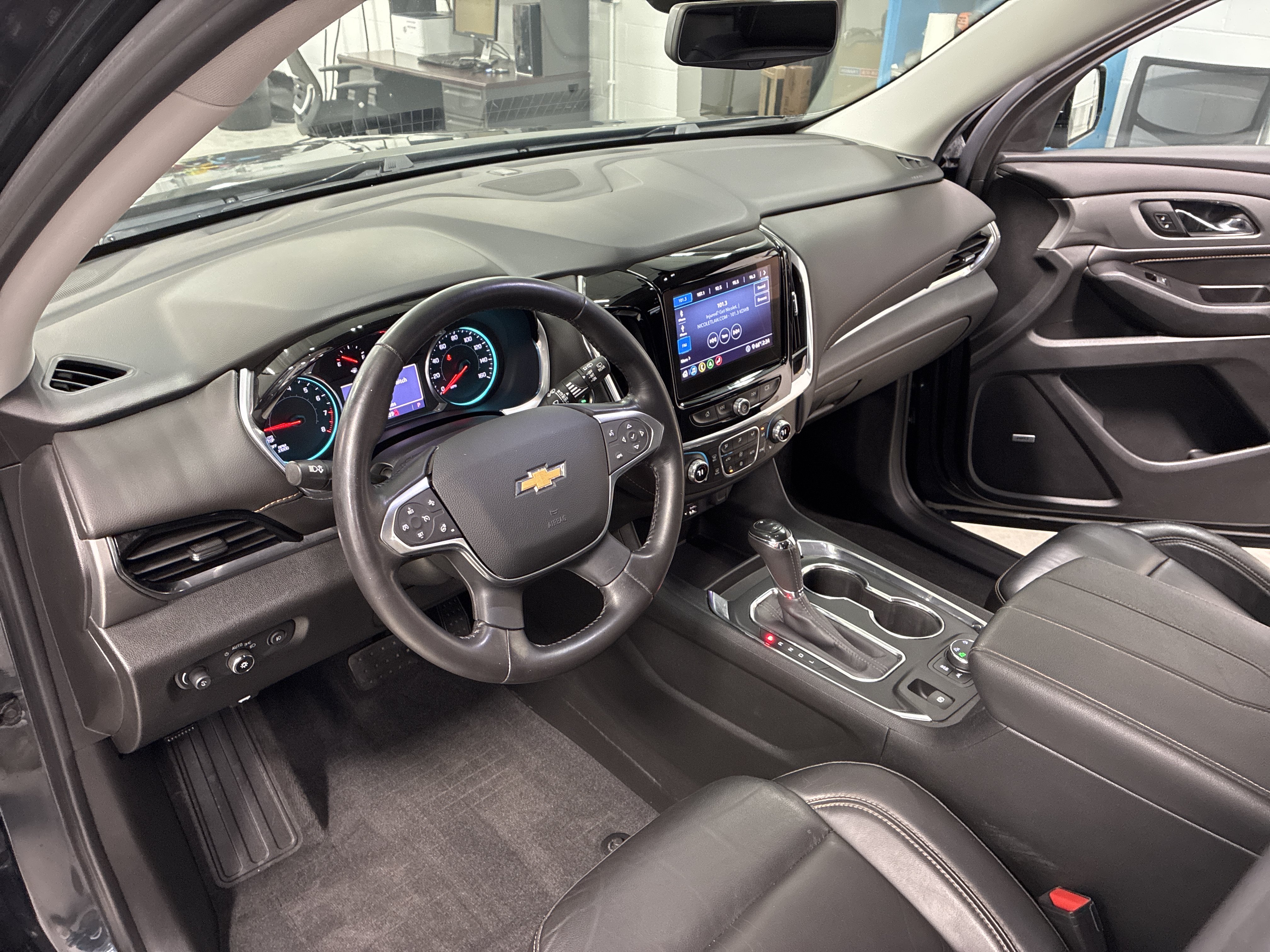 Used 2020 Chevrolet Traverse LT w/ LT Premium Package AWD/4WD image 17