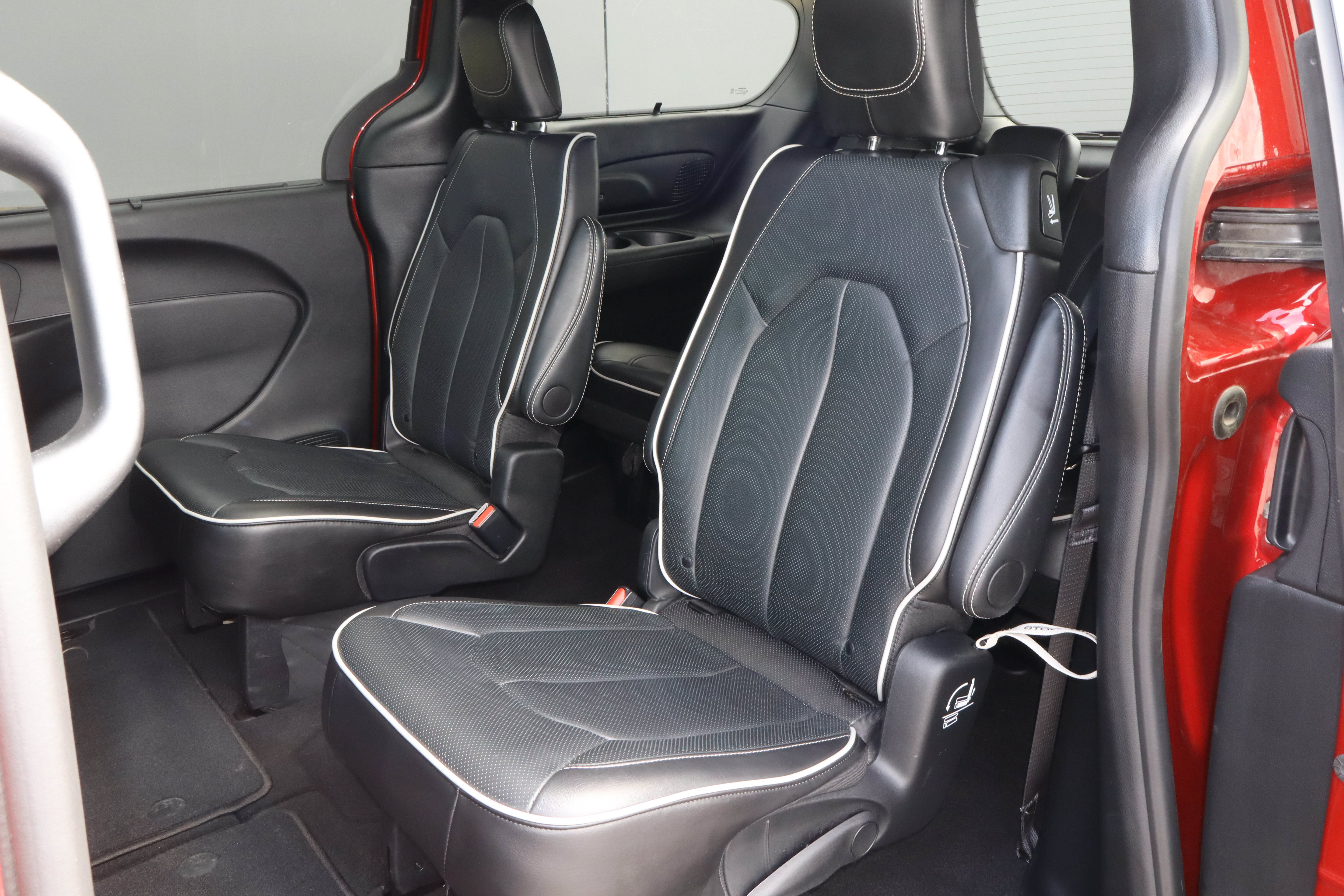 Used 2025 Chrysler Pacifica Limited FWD image 8