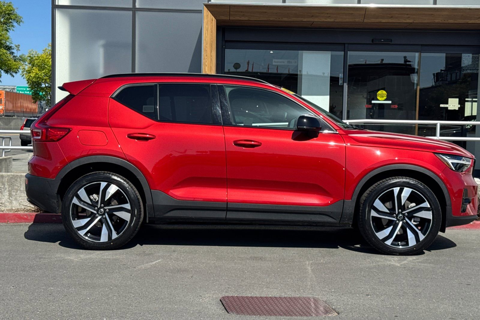 Used 2023 Volvo XC40 B5 Plus w/ Driver Assist Package AWD/4WD image 9
