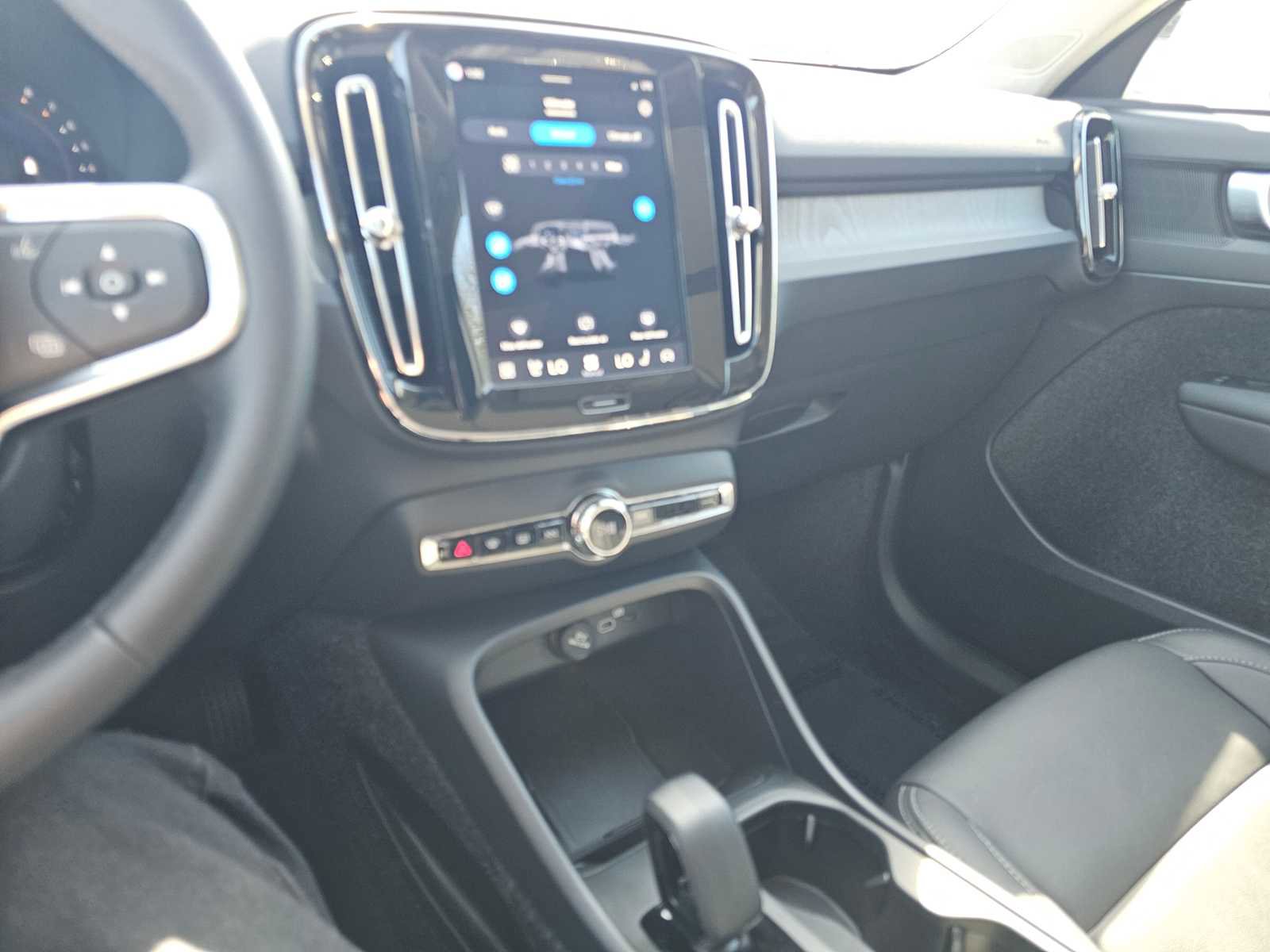 Used 2025 Volvo XC40 B5 Core w/ Protection Package Premier AWD/4WD image 29