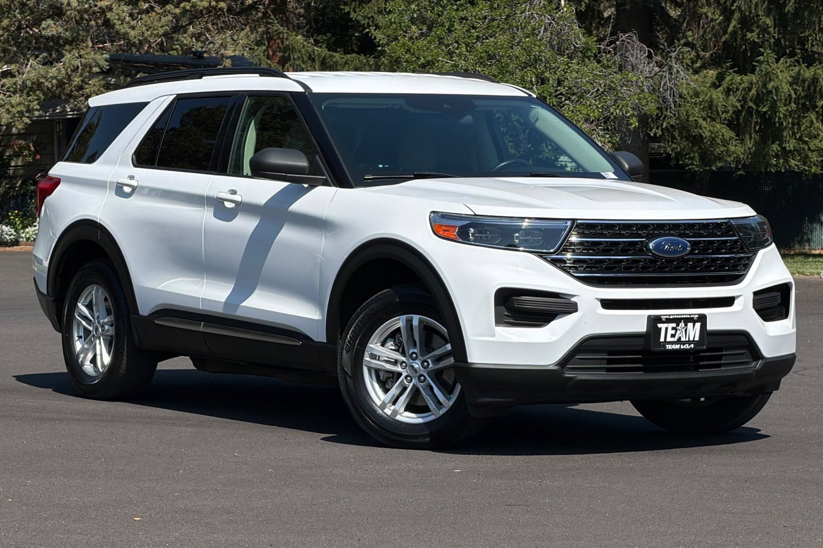 Used 2021 Ford Explorer XLT AWD/4WD image 2