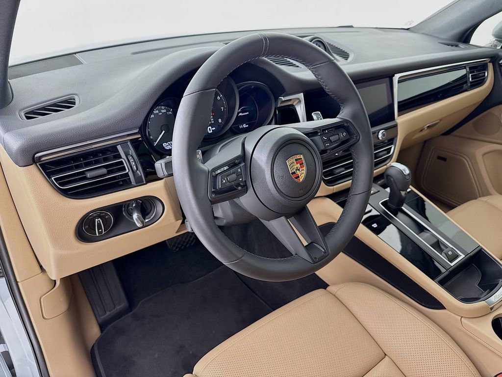 Certified 2025 Porsche Macan image 4