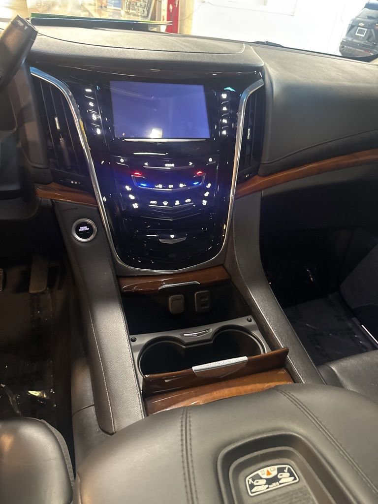 Used 2017 Cadillac Escalade Premium Luxury image 10