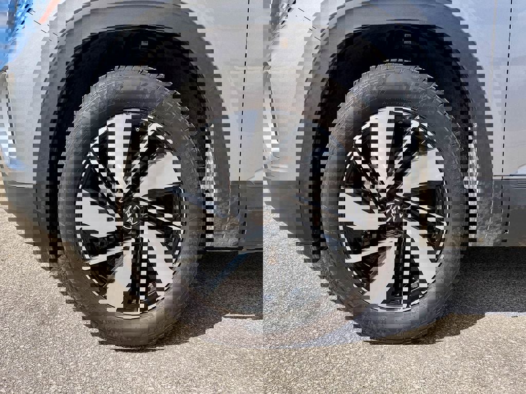 Used 2025 Volkswagen Atlas SE image 38