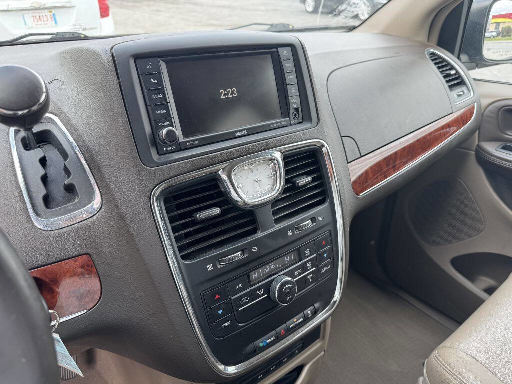 Used 2014 Chrysler Town & Country Touring-L FWD image 15