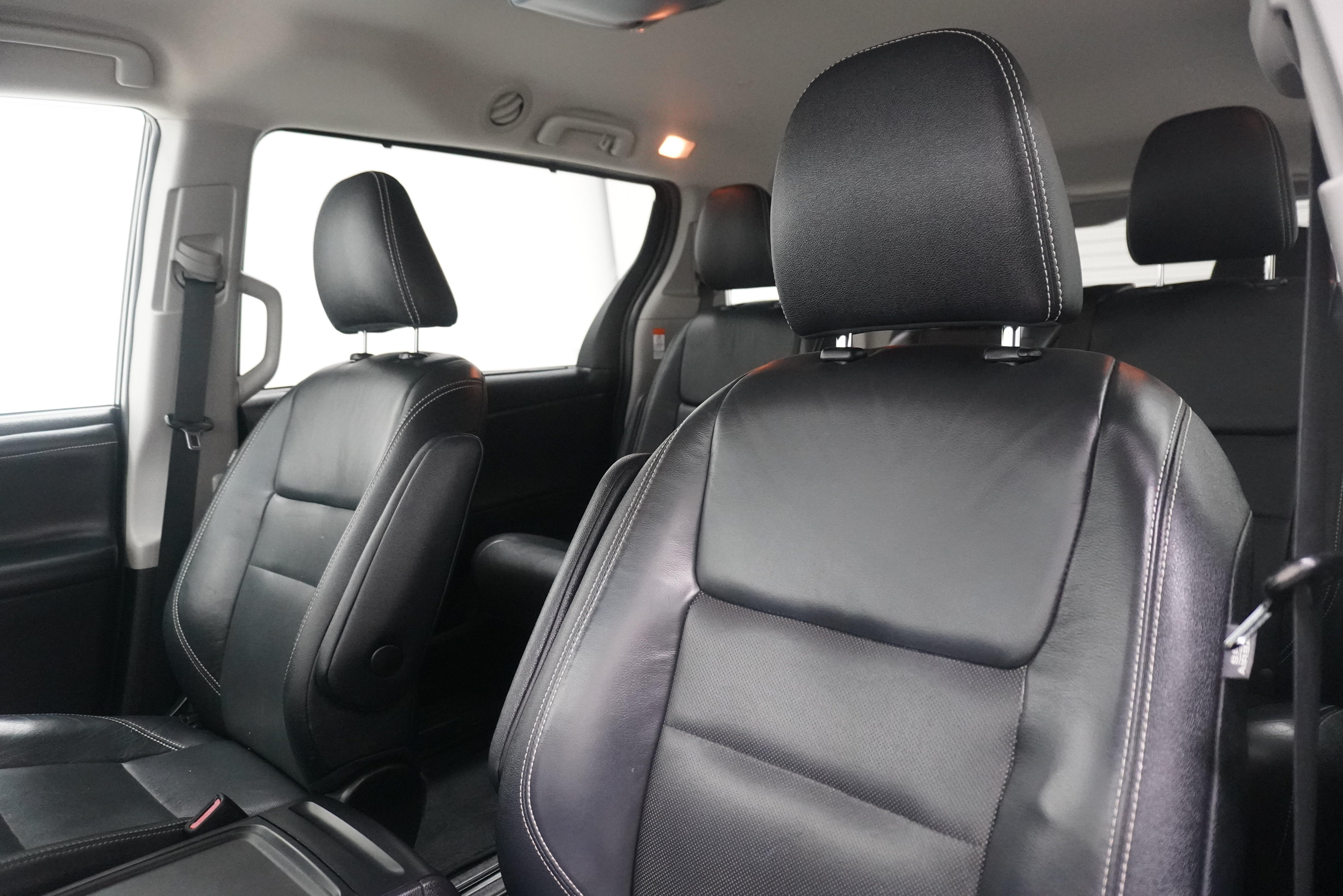 Used 2016 Toyota Sienna SE FWD image 11