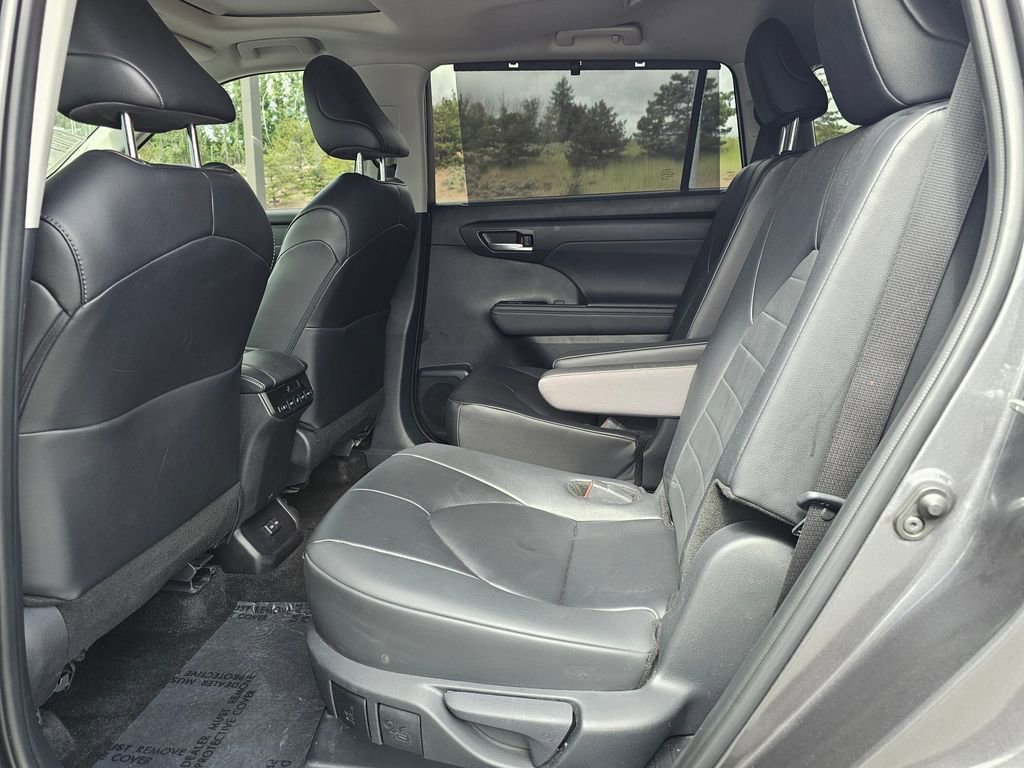 Used 2024 Toyota Highlander XLE AWD/4WD image 16