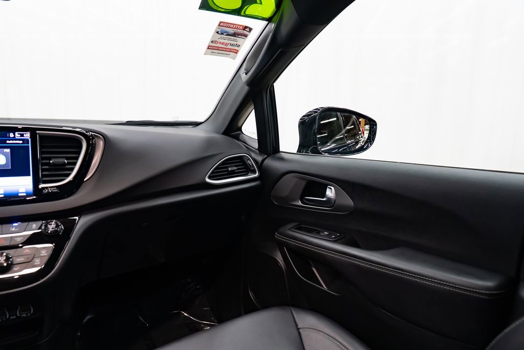 Used 2025 Chrysler Pacifica Select image 10