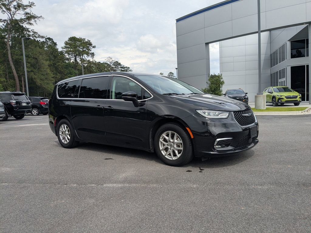 Used 2023 Chrysler Pacifica Touring-L FWD image 2