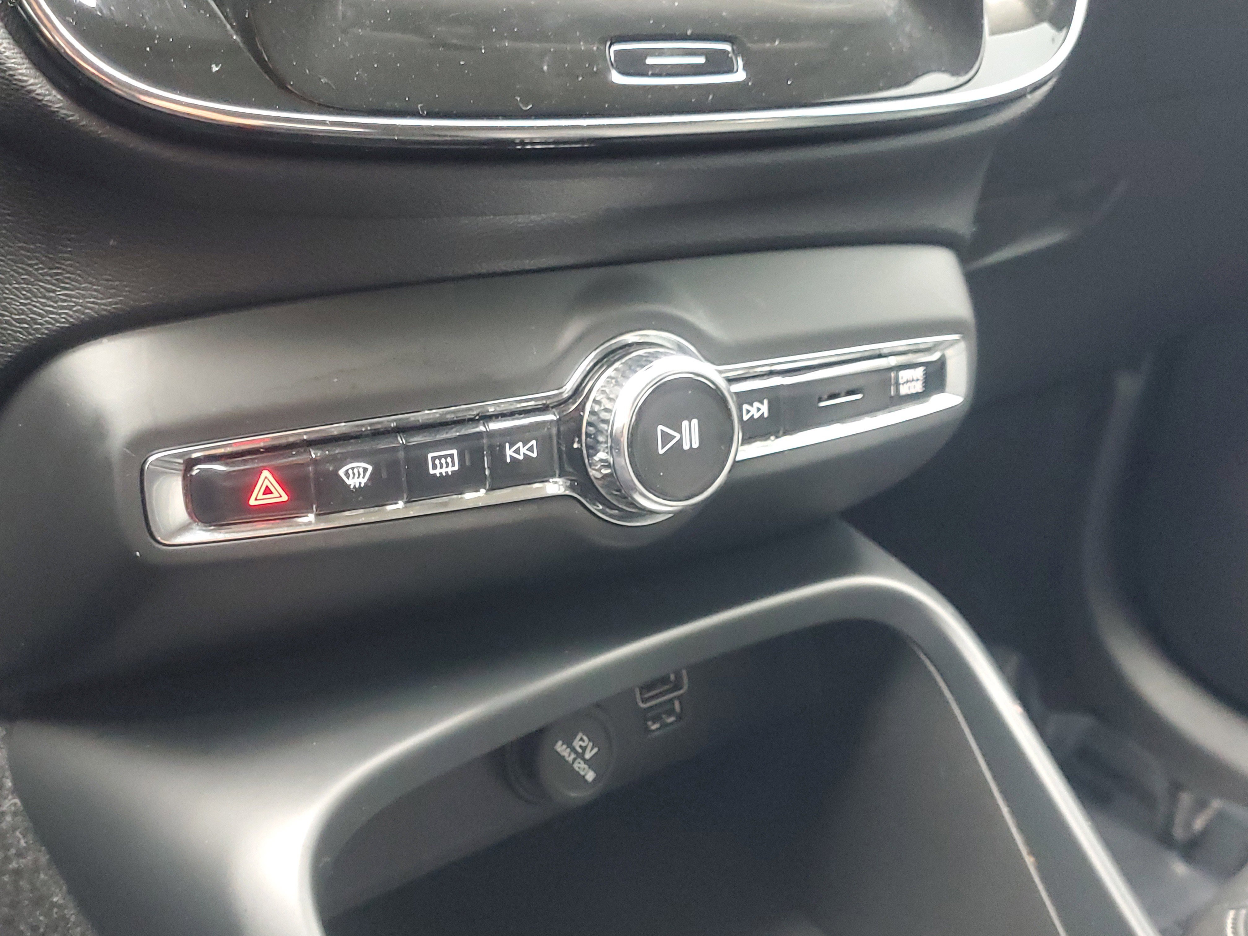 Used 2021 Volvo XC40 T4 Momentum w/ Protection Package Premier image 28