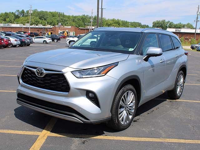 Used 2023 Toyota Highlander Platinum FWD image 2