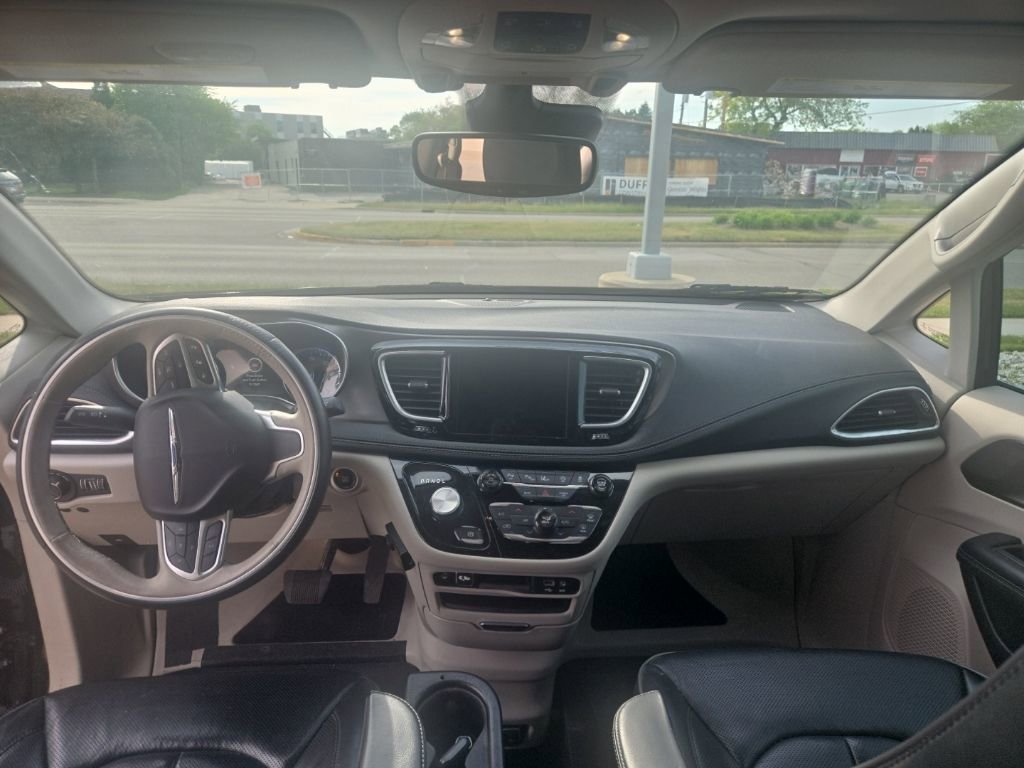 Used 2018 Chrysler Pacifica Limited w/ Tire & Wheel Group FWD image 17