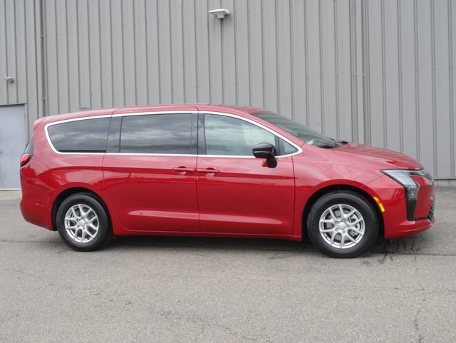 New 2027 Chrysler Pacifica Select FWD image 7
